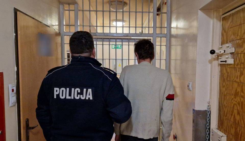 Okazja czyni złodziej. 44-latek ukradł plecaki podczas przeprowadzki