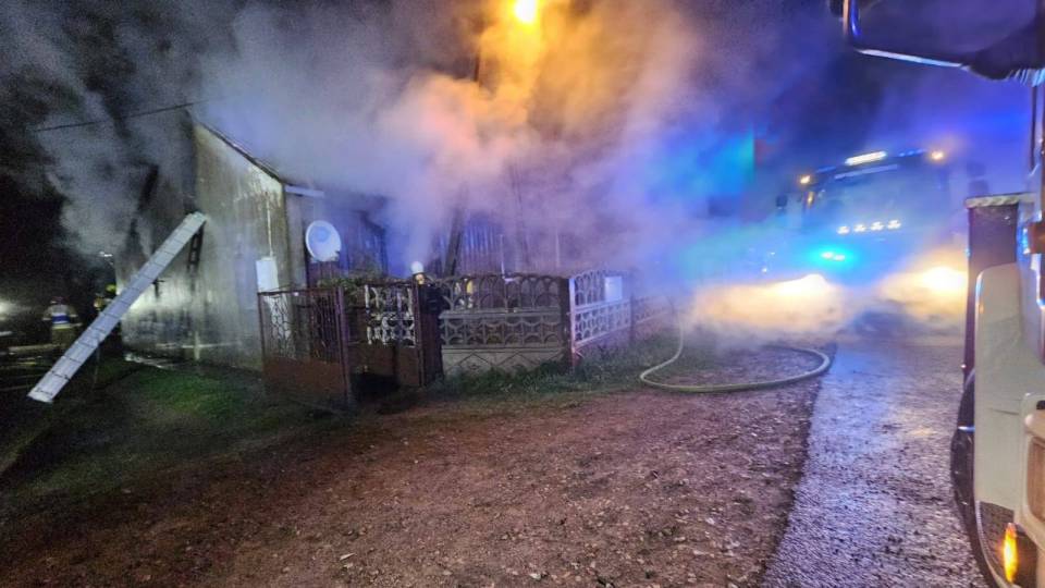 Pożar domu w gminie Zelów. Nie żyje 48-latek, drugi z lokatorów zdążył uciec przez okno [Foto]